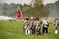 Hier wird eine Schlacht des Bürgerkrieges nachgespielt. Diese Männer haben eine Kriegsflagge des Südens.