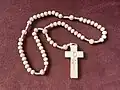 Ein katholischer Rosenkranz mit einem Kreuz