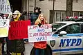 Diese Frau in New York hat geschrieben: „Ich bin Russin und ich bin gegen Krieg“.