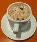 Eine Tasse mit Nesquik, einem Milchgetränk mit Kakao.