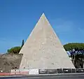 Die Pyramide des Cestius ist ein Grabmal in Rom.