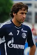 Der spanische Spieler Raúl war mit Real Madrid erfolgreich, bevor er im Jahr 2010 zu Schalke wechselte.