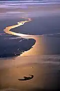 Hier mündet die Elbe in die Nordsee. Unten im Bild liegt die Insel Trischen.