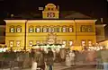 Das Schloss Hellbrunn in der Adventszeit: Die Fenster sehen aus wie Türchen eines Adventskalenders.