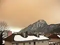 Saharastaub färbt die Luft gelblich und lagert sich auf dem Schnee ab.