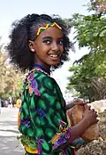 Ein Mädchen in traditioneller Kleidung