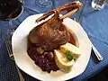 Eine Martinsgans oder Martinigansle, mit Rotkraut und Knödel