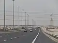 Eine Autobahn durch die Wüste in Katar