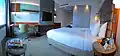 So kann ein typisches Hotelzimmer mit Bett und Fernsehgerät aussehen