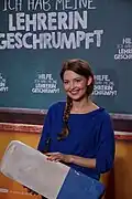 Für diesen Film über eine Lehrerin macht die Schauspielerin Werbung mit einem großen Radiergummi.