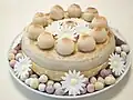 Eine Oster-Torte mit Obst und Marzipan