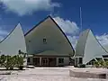 In diesem Gebäude befindet sich das Parlament von Kiribati.