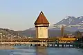Die Kapellbrücke in der Stadt Luzern, an der Mündung des Sees, zieht viele Touristen an.