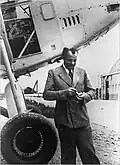 Antoine de Saint-Exupéry in Frankreich vor einem Flugzeug