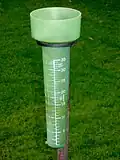 Auf diesem einfachen Regenmesser aus Plastik kann man direkt ablesen, wie viele Liter Regen auf einen Quadratmeter Boden gefallen sind.