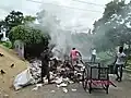Diese Leute in Indien werden Müll los, indem sie ihn verbrennen.