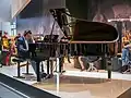 Hier wird ein Flügel von Yamaha auf einer Ausstellung gespielt.