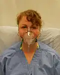Lungen-kranke Menschen bekommen oft zusätzlichen Sauerstoff mit einer Maske.