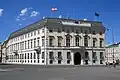 Das Bundeskanzleramt von Österreich steht in Wien. Wegen der Adresse sagt man auch „Ballhausplatz“.