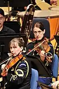 Zwei Bratschen-Spielerinnen in einem Orchester