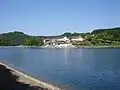 Im Norden des Landes liegt das Ösling, ein Teil der Ardennen. Dort gibt es auch einen Stausee.