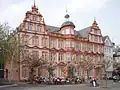 In Mainz steht ein Museum für Johannes Gutenberg, dem Erfinder des Buchdrucks.