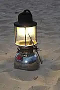 Eine Lampe sendet Lichtstrahlen aus. Das sind auch Linien.