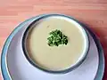 Eine Suppe, die aus Brokkoli und Käse gemacht wurde. Darauf etwas Petersilie.
