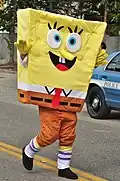 Straßenfest in den USA mit SpongeBob-Verkleidung