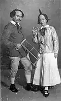 Dieses Paar hat sich als Max und Moritz verkleidet, für den Karneval im Jahr 1908.