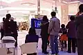 Diese Japaner lesen auf einem Bildschirm Nachrichten über ein Erdbeben.