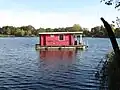 Das könnte auch in einem Garten stehen, fährt aber auf dem Wasser.