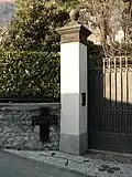 An dieser Stelle, wo das Kreuz ist, wurde Mussolini erschossen.