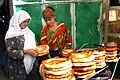 Zwei Frauen verkaufen Naan-Brot auf dem Markt.