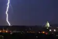 Mit der Schall- geschwindigkeit lässt sich der Abstand zum Gewitter errechnen.