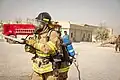 Hier übt ein Feuerwehrmann der Luftwaffe in Afghanistan.