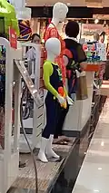 Dieser langärmlige Schwimmanzug verhindert einen Sonnenbrand.