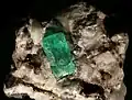 Ein Smaragd-Kristall in einer Mine in Kolumbien. Das Stück ist zwei Zentimeter lang.
