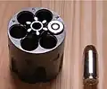 Die Trommel eines Revolvers mit zwei Patronen