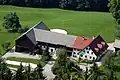 Bauernhof in Österreich. Von rechts nach links sieht man Wohnhaus, Garage, Stall und Scheune.