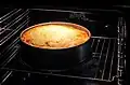 Käsekuchen in einem Backofen