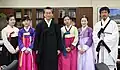 Am ersten Dienstag im Monat ist Hanbok-Tag.