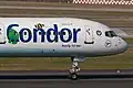 Janosch-Figuren auf einem Flugzeug