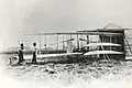 Im Jahr 1904: Wilbur und Orville mit ihrem zweiten Flugzeug.