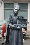 Auch so eine „lebende Statue“ an der Straße ist Kleinkunst.
