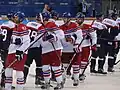 Olympische Winterspiele 2014. Die Spieler geben den Gegnern nach dem Spiel die Hand.