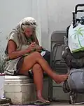 Eine obdachlose Frau in Honolulu, auf Hawaii