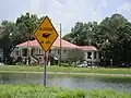 Dieses Schild warnt vor Alligatoren im Bayou.