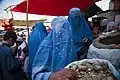 Frauen in einer Burka: Sie müssen solche Kostüme tragen, weil die Taliban es so befehlen.