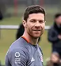 Der Trainer Xabi Alonso war früher selbst Fußballer beim FC Bayern und anderen Vereinen.